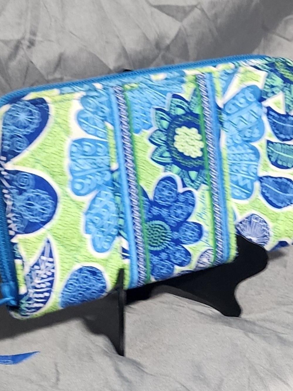 NWOT Vera Bradley Retired Doodle Daisy Quilted Zip Around Accordion Wallet